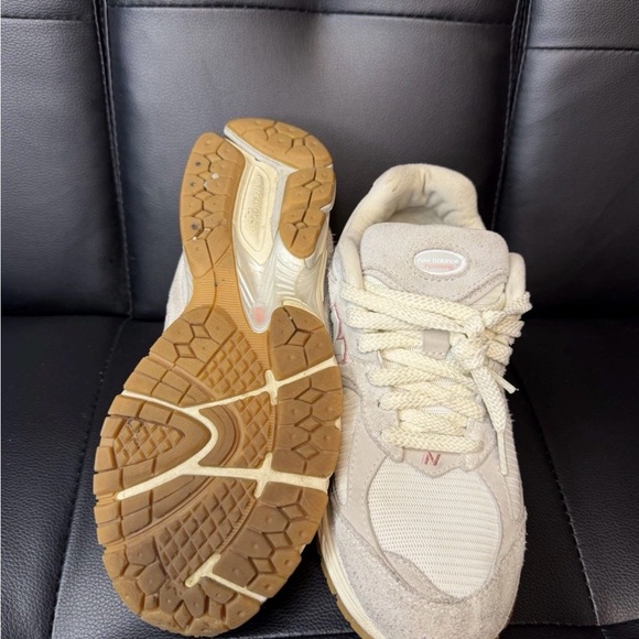 New Balance Beige & Pink Women's Sneaker 2002r - Picture 3 of 5